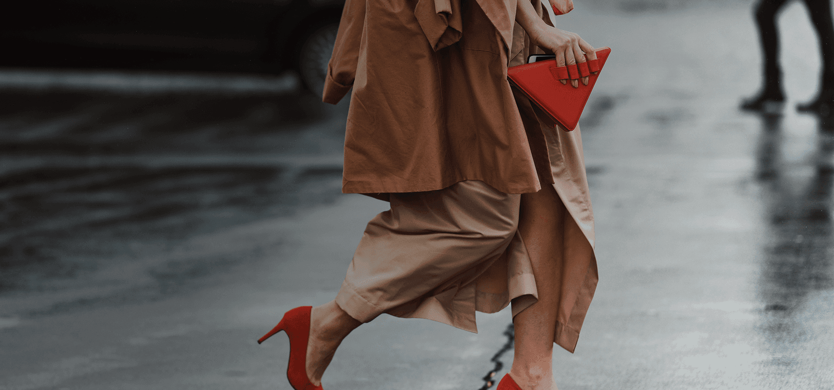 Well-dressed woman with beautiful red high heels and fashionable red handbag crosses the street. Overlaid is the French phrase "bien habillé" with its English translation, "well-dressed".