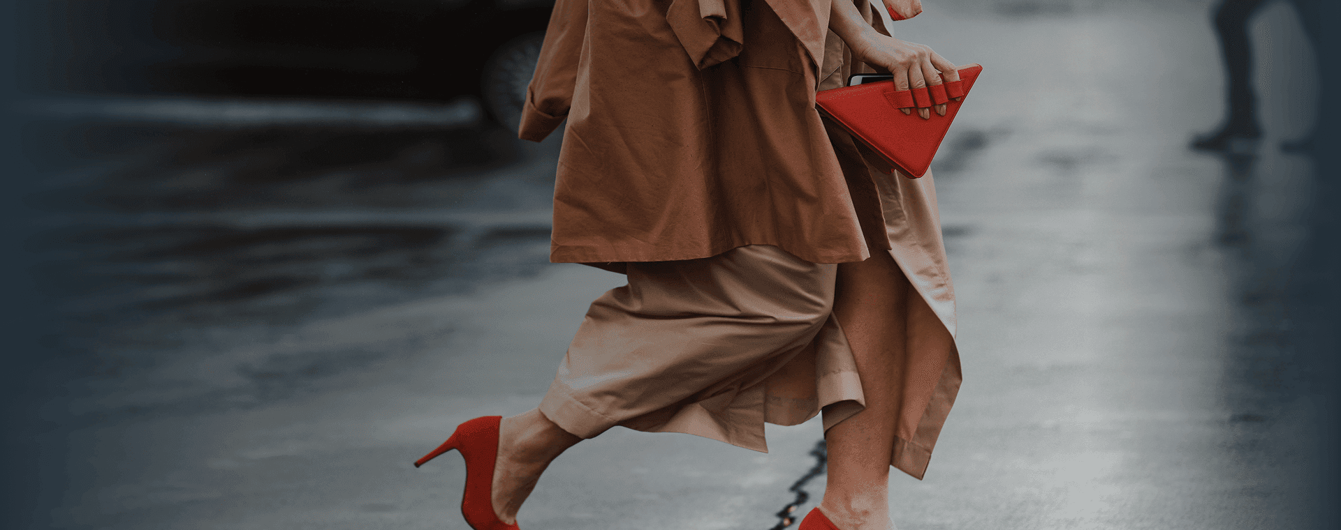 Well-dressed woman with beautiful red high heels and fashionable red handbag crosses the street. Overlaid is the French phrase "bien habillé" with its English translation, "well-dressed".